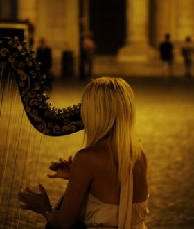 suonare l'arpa