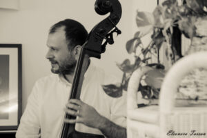 Foto Nicola Barbon al contrabbasso