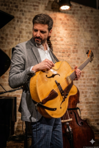 Foto Davide Palladin alla chitarra